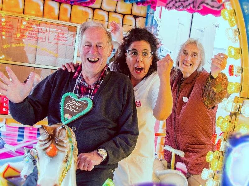 Sibylle Bulatschek mit einem Jung-Renter und einer Jung-Rentnerin auf einem Pferd auf einem Kinderrummelplatz-Karusell