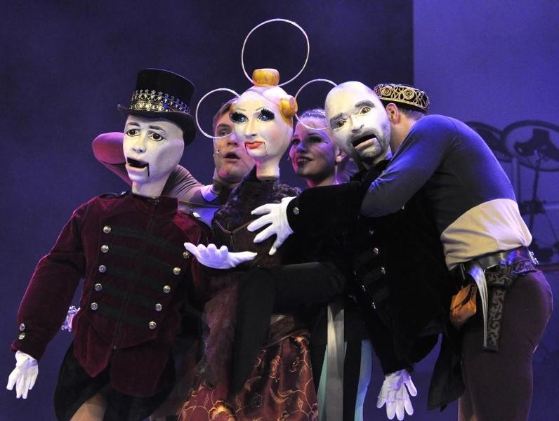 Schauspiel im Schauspiel (Philipp Lang, Mona Mucke, Daniel Sprint) + 3 menschengroße Puppen