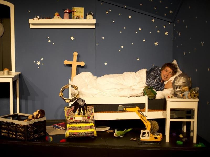 Szene aus dem Stück - Philipp liegt in seinem Bett